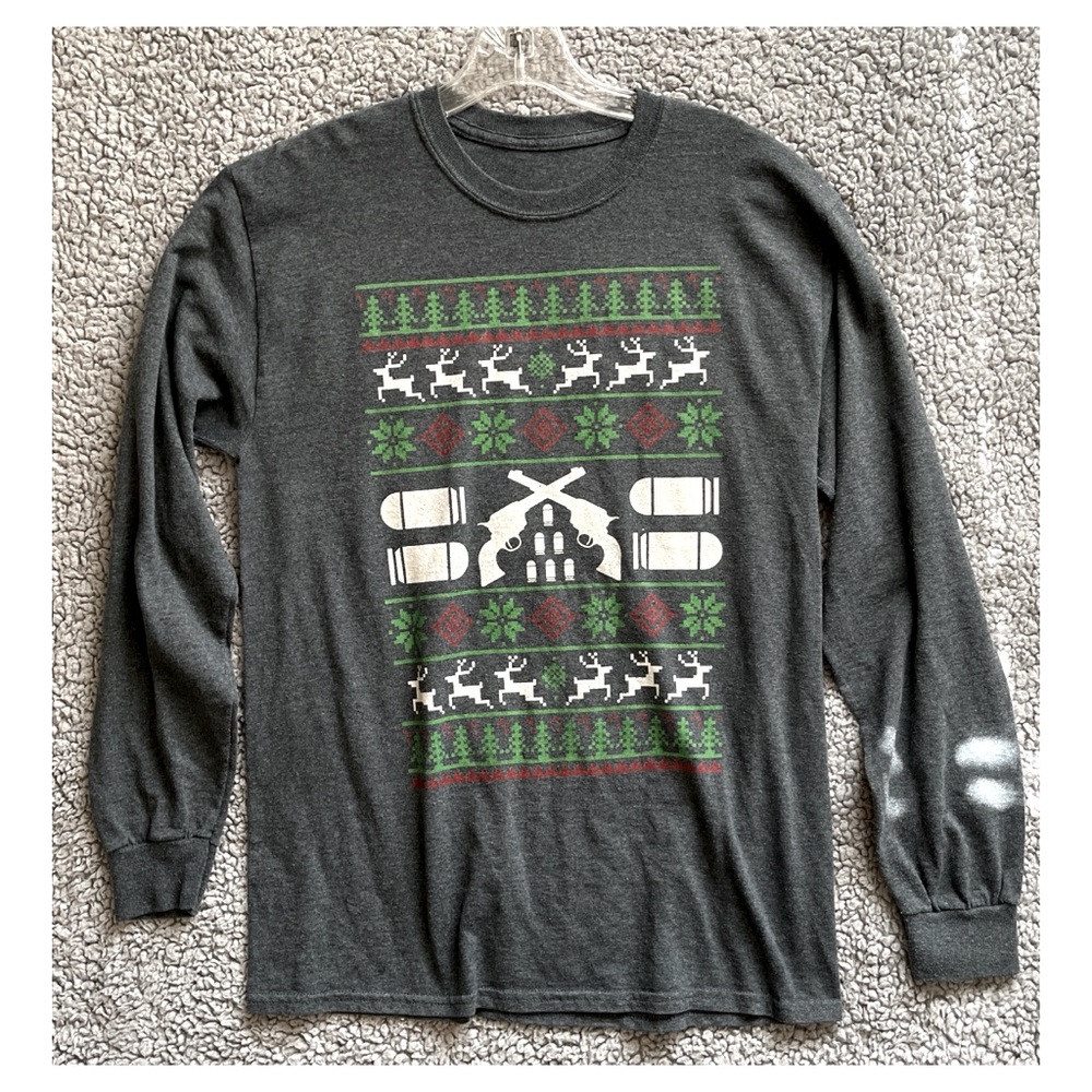 Gildan Men’s Medium Gray Long Sleeve Reindeer Revolver Holiday T-Shirt.